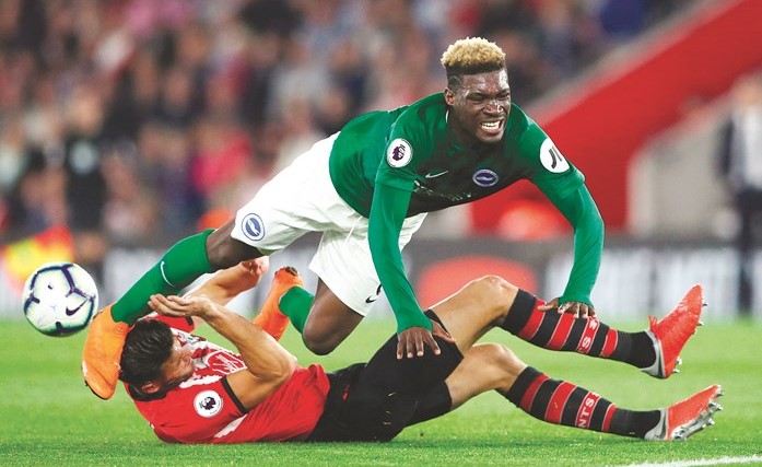 لاعب برايتون ييفيس بيسوما يتعرض للعرقلة من مدافع ساوثمبتون ويسلي هويدت 	(رويترز) ﻿