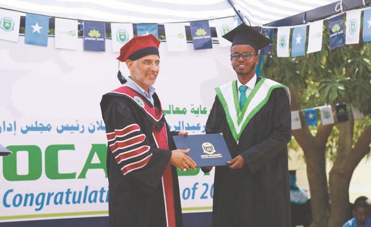 تكريم أحد الخريجين﻿