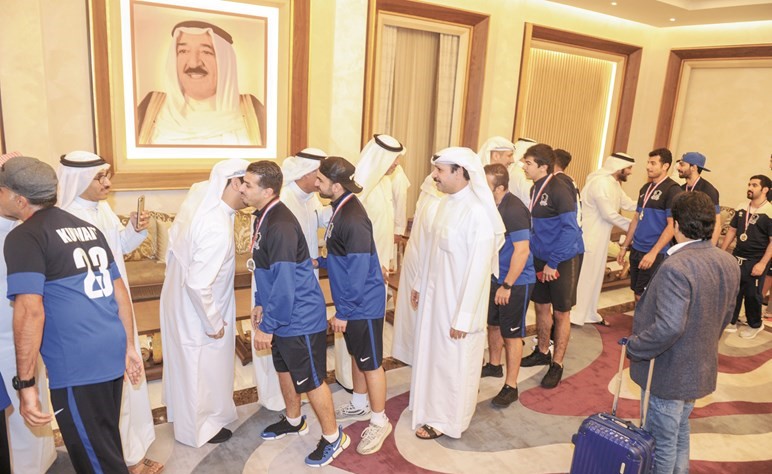 جانب من استقبال المنتخب الوطني لهوكي الجليد في صالة التشريفات بمطار الكويت ﻿
