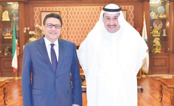 الشيخ فيصل الحمود مستقبلا السفير طارق القوني ﻿