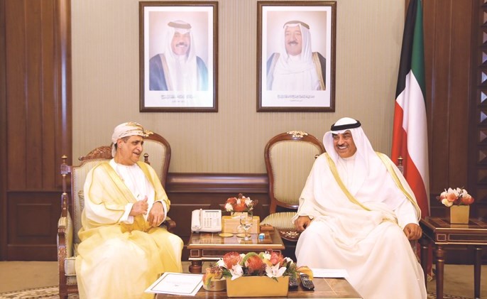  الشيخ صباح الخالد مستقبلا الوزير المسؤول عن الشؤون الخارجية لدى سلطنة عمان الشقيقة يوسف بن علوي بن عبدالله ﻿