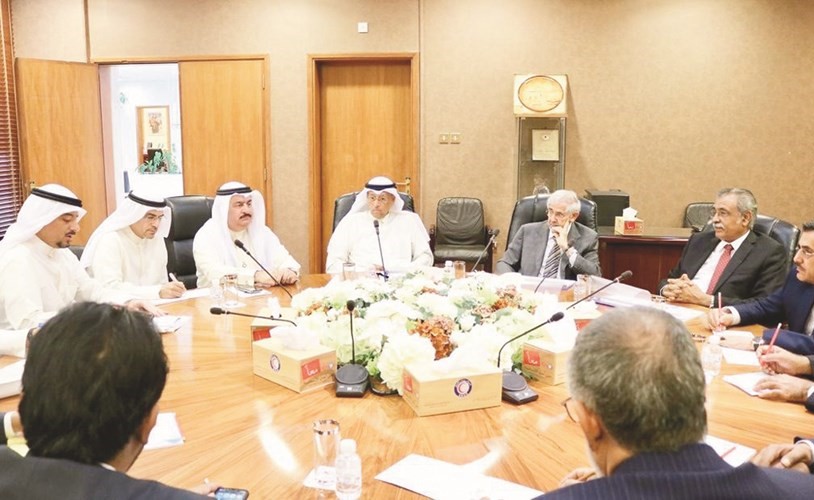 د. هلال الساير خلال اللقاء مع نائب رئيس مجلس النواب اليمني محمد الشدادي﻿