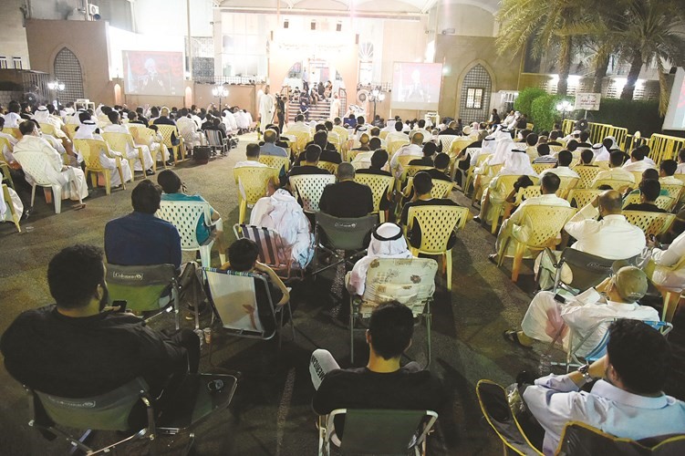 جانب من المعزين في الساحة الخارجية للحسينية العباسية﻿