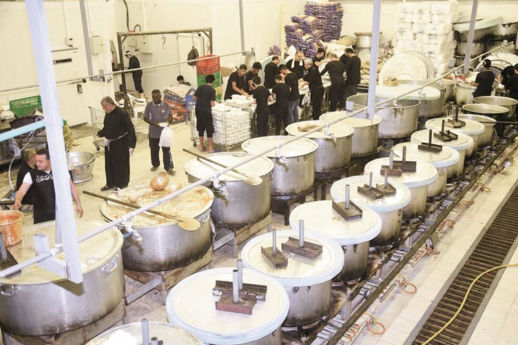 تجهيز الوجبات للمشاركين في مجالس العزاء﻿