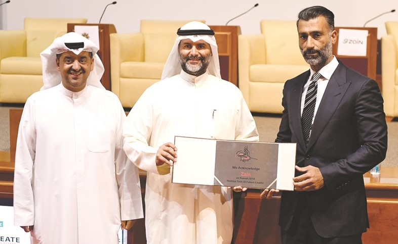 جانب من تكريم زين على مشاركتها في المنتدى بحضور وليد الخشتي﻿