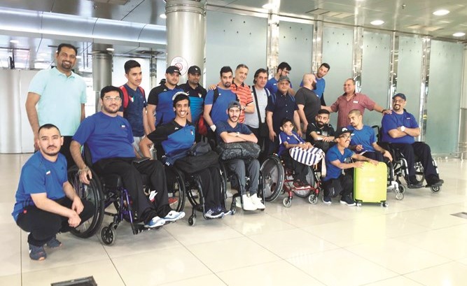 لقطة جماعية للاعبي منتخب الكويت للمعاقين والجهازين الفني والإداري قبل السفر	(كونا)﻿