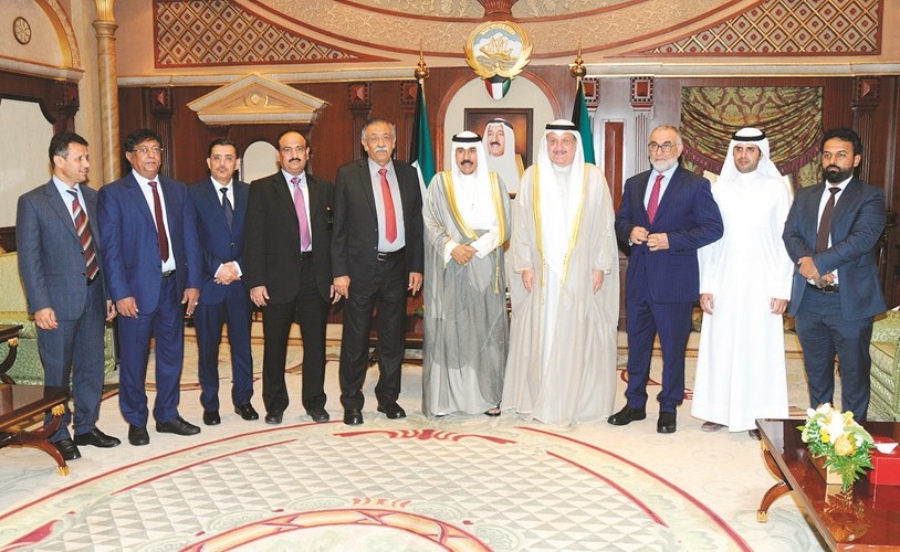 سمو ولي العهد الشيخ نواف الأحمد خلال استقباله عيسى الكندري ونائب رئيس مجلس النواب اليمني والوفد المرافق له ﻿