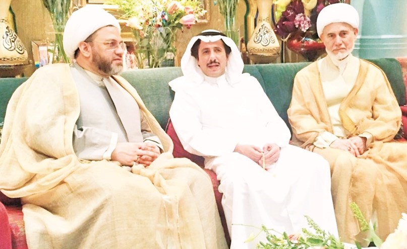 السفير الشيخ عزام الصباح خلال احد المجالس﻿