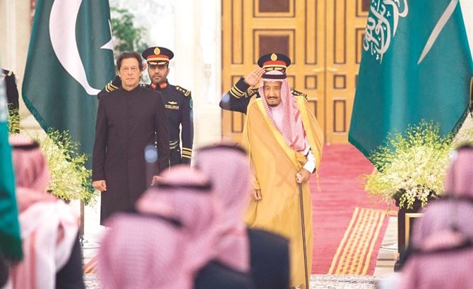 خادم الحرمين الشريفين الملك سلمان بن عبدالعزيز مستقبلا رئيس وزراء باكستان عمران خان في جدة امس	(واس)﻿