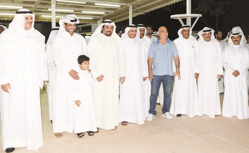 الشيخ سلمان الحمود ومسعود حيات يتوسطان مجموعة من الحضور في افتتاح المجمع	(محمد هاشم)﻿