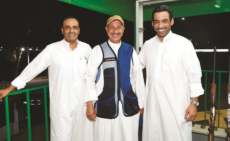 الوزير حسام الرومي يتوسط الرامي فهيد الديحاني والشيخ صباح الدعيج﻿