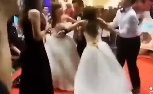 بالفيديو.. معركة ضروس بين عروسين لم يستطيعا اقتسام العريس
