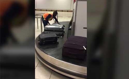 فيديو لموظف حقائب في المطار يحصد أكثر من مليون مشاهدة