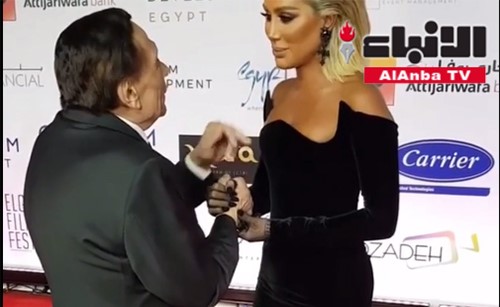مايا دياب تقبّل يد عادل إمام..والزعيم يُربكها في مهرجان "الجونة"