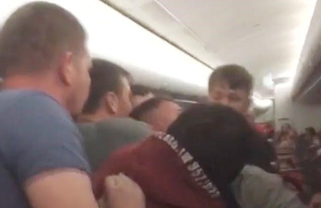بالفيديو.. ركاب يتصدون لشاب هدد بتفجير طائرة روسية