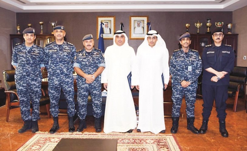 اللواء شكري النجار اثناء تكريمه المسعود والفارس﻿