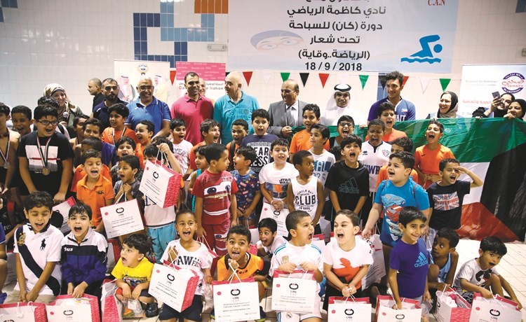 د.خالد الصالح وعدد من الحضور والأطفال المشاركين في المسابقة	(عادل سلامة)﻿