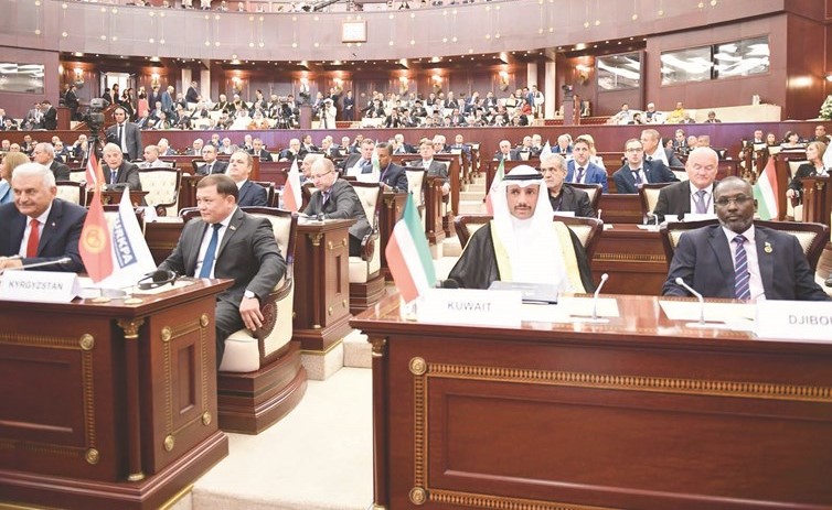 الغانم متوسطا الحضور﻿