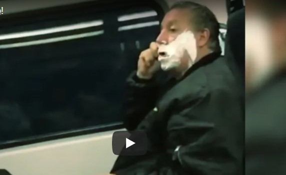 بالفيديو.. رجل يحلق " على الناشف " في قطار نيويورك يثير الاستغراب