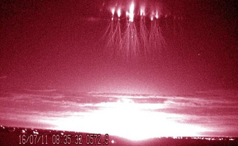 بالفيديو.. بعد 4 سنوات حل لغز أعمدة البرق الحمراء التي ظهرت في سماء الصين