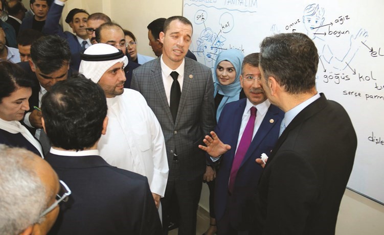 وزير التربية التركي ضياء سالجوق داخل أحد الفصول﻿