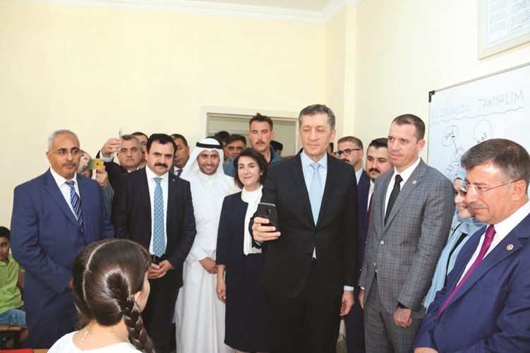 وزير التربية التركي يجري لقاء مع إحدى الطالبات﻿