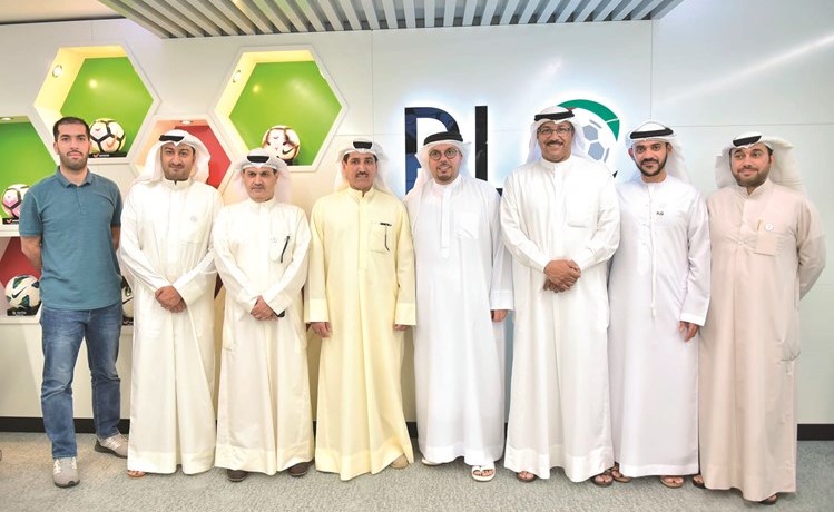د.محمد خليل وخالد الشمري يتوسطان مع وفد اتحاد الكرة والمسؤولين في الاتحاد الإماراتي﻿