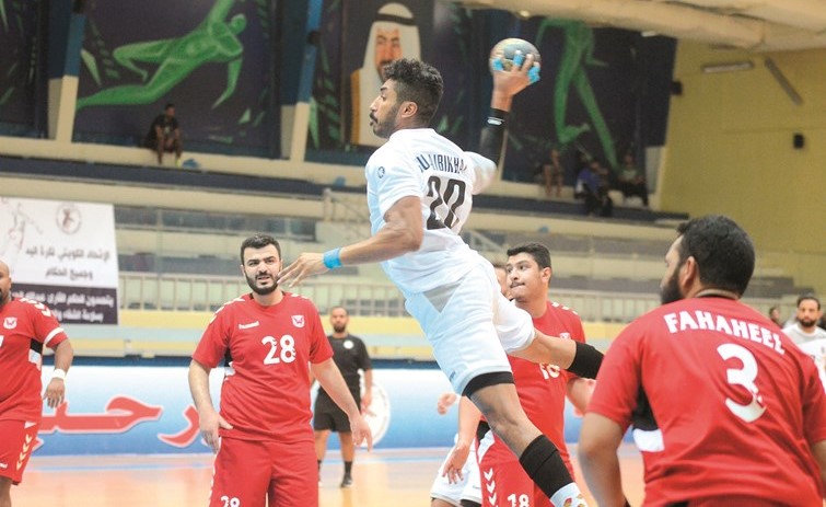 لاعب الصليبخات جراح العنزي يصوب على مرمى الفحيحيل﻿