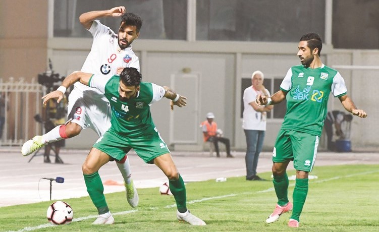 لاعب الكويت فيصل زايد في صراع على الكرة مع مدافع العربي احمد ابراهيم 	(هاني الشمري) ﻿
