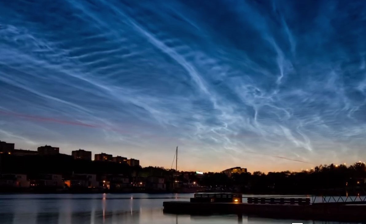 فيديو مذهل لسحب زرقاء فوق القطبين تحمل قطعاً من نيازك