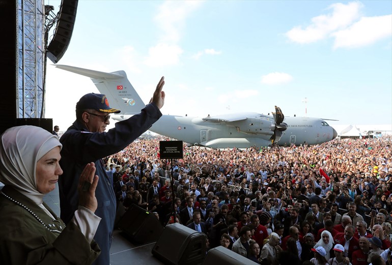 ظهور لأردوغان ببدلة طيار في مهرجان بإسطنبول (شاهد)