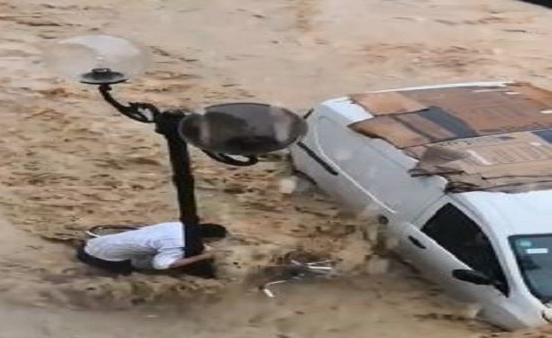 بالفيديو.. رجل يصارع الموت متشبثا بعمود إضاءة اثناء فيضانات تونس