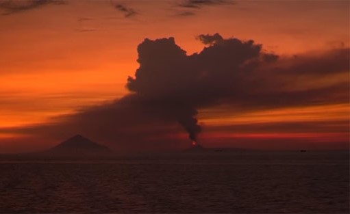 شاهد: ثوران بركان أناك كراكتاو في إندونيسيا