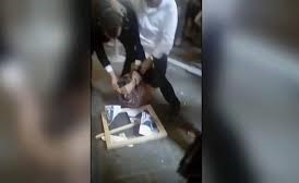 بالفيديو..رجل يضرب ممثلة صربية ويوقعها أرضاً في متحف إيطالي