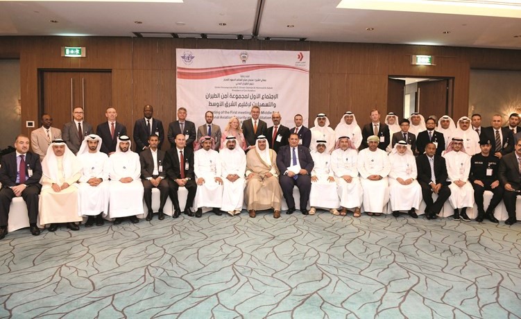 الشيخ سلمان الحمود مع الحضور والمشاركين في الاجتماع	(متين غوزال)﻿