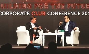 محمد إلكر آيجي متحدثا خلال المؤتمر﻿