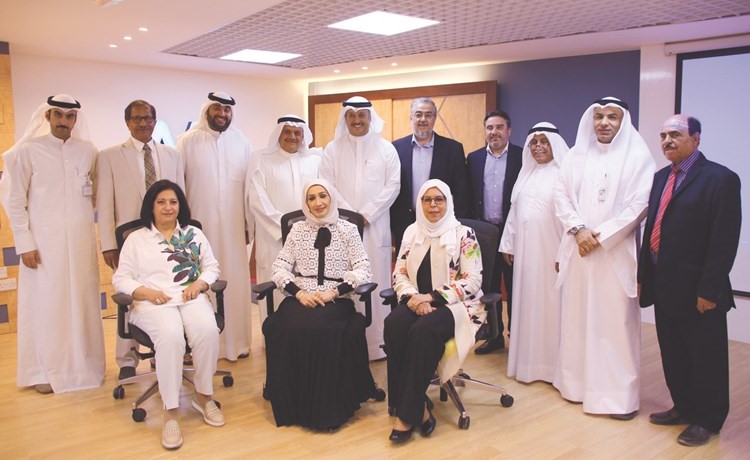 فيصل المطوع ومنيرة الكندري مع أعضاء جمعية القلب﻿