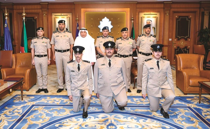 صورة تذكارية تجمع الشيخ الجراح والوكيل النهام واللواء الشيخ مازن الجراح وقيادات من الاكاديمية والخريجين ﻿