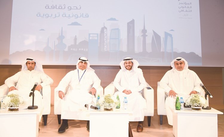 د.مناور الراجحي ود.يوسف الياقوت وأحمد الرشيدي والمقدم د.خالد الجنفاوي يتحدثون في الجلسة الأولى- (محمد هاشم - ريليش كومار)﻿