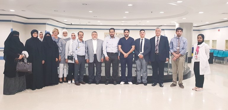 عدد من الأطباء المشاركين في العملية﻿