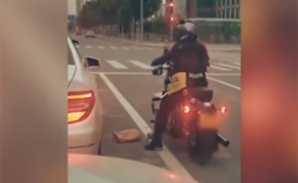 بالفيديو.. هكذا عاقبت راكبة دراجة نارية سائقة ألقت قمامة في الشارع العام