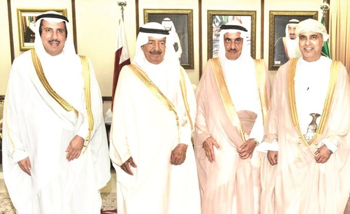 رئيس وزراء البحرين والسفير الشيخ عزام الصباح والسفيرانالسعودي والعماني خلال الحفل ﻿