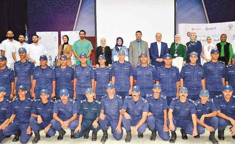 د.غالية المطيري خلال الحملة التوعوية في كلية سعد العبدالله للعلوم الأمنية﻿