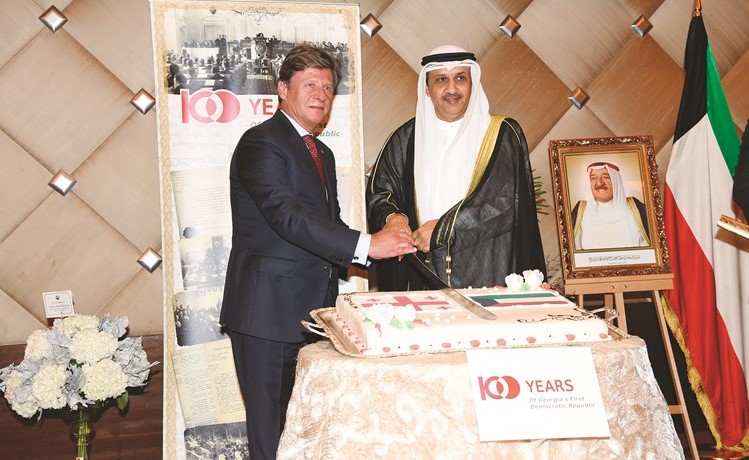 السفير سامي الحمد مشاركا السفير الجورجي رولاند بيريدزة قطع كعكة الاحتفال﻿