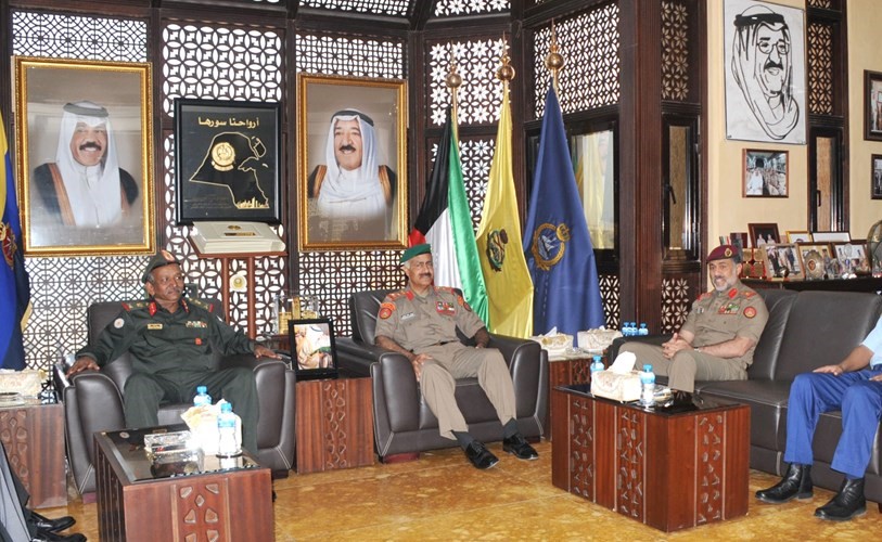 الفريق الركن محمد الخضر مستقبلا اللواء الركن منور عثمان ﻿