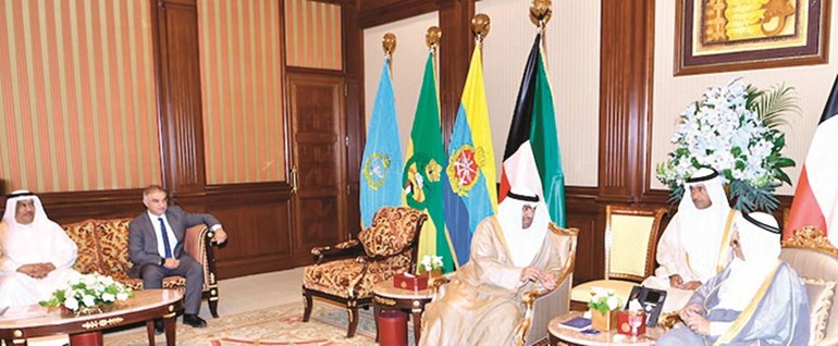 صاحب السمو الأمير الشيخ صباح الأحمد مستقبلا خالد الروضان وعبدالكريم تقي وعبدالله الزمامي﻿