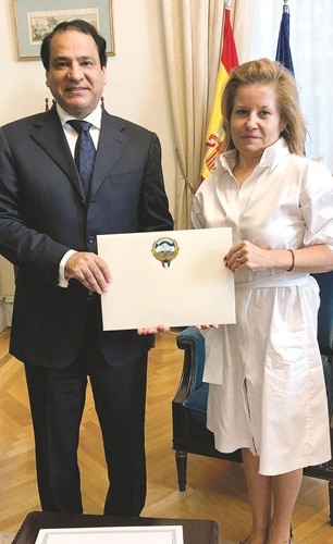  السفير عيادة السعيدي يسلم نسخة من أوراق اعتماده إلى كاريداد خونكو ﻿