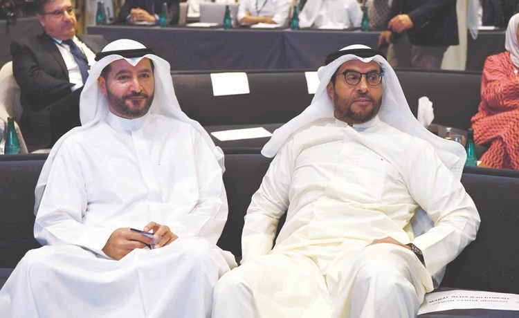 رئيس مجلس ادارة بيتك حمد المرزوق (يسار) ورئيس مجلس إدارة البنك الأهلي المتحد في الكويت ﻿﻿د.أنور المضف في مقدمة حضور مؤتمر يورومني أمس	(محمد هاشم)﻿