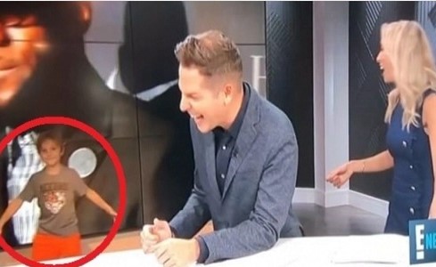 بالفيديو.. ابن مذيعة يقتحم استوديو الأخبار ويبدأ بالرقص