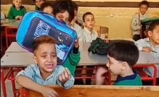 بالفيديو.. تلميذ يترجى معلمته: "أنام ربع ساعة وهعملك اللي عاوزاه"